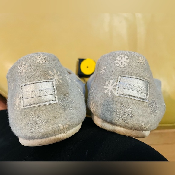 Tom’s Women’s Sz 11 Flats Embroidered Snowflakes-Cute! - Picture 2 of 4
